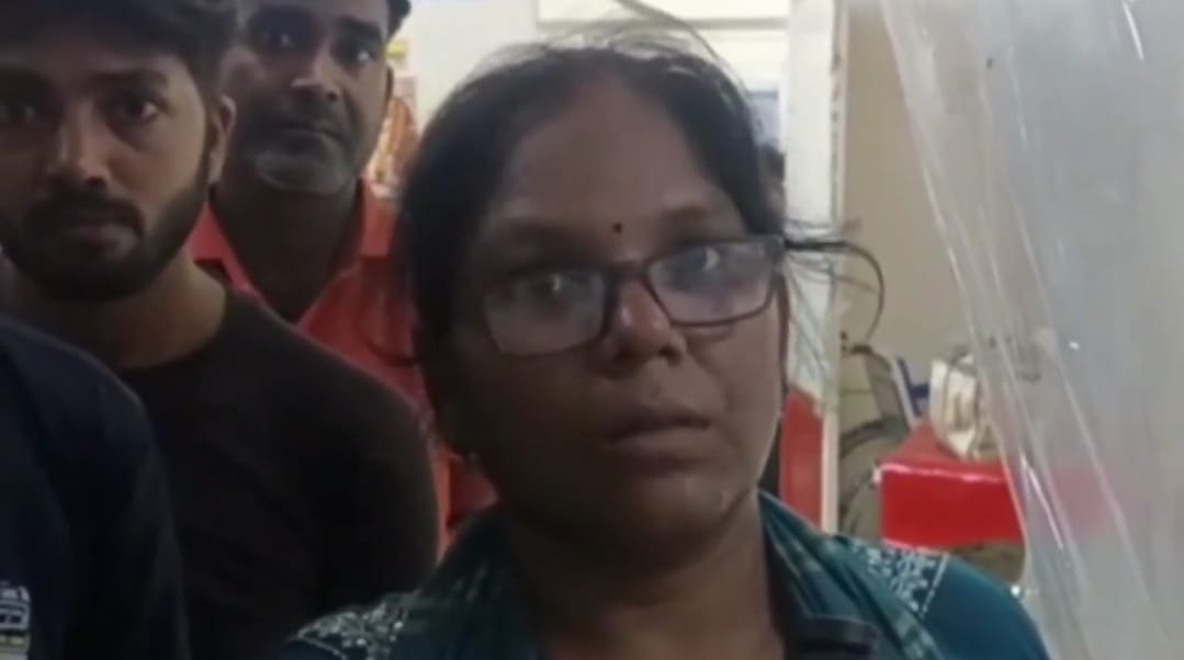 ಮಧ್ಯರಾತ್ರಿ ಉನ್ನಾವೊದಲ್ಲಿ ಹೆದ್ದಾರಿ ದುರಂತ - ಬಸ್ ರಿಪೇರಿ ಮಾಡಲು ಹೋಗಿ ಪ್ರಾಣ ಕಳೆದುಕೊಂಡ ಮೂವರು ಪ್ರಯಾಣಿಕರು!!