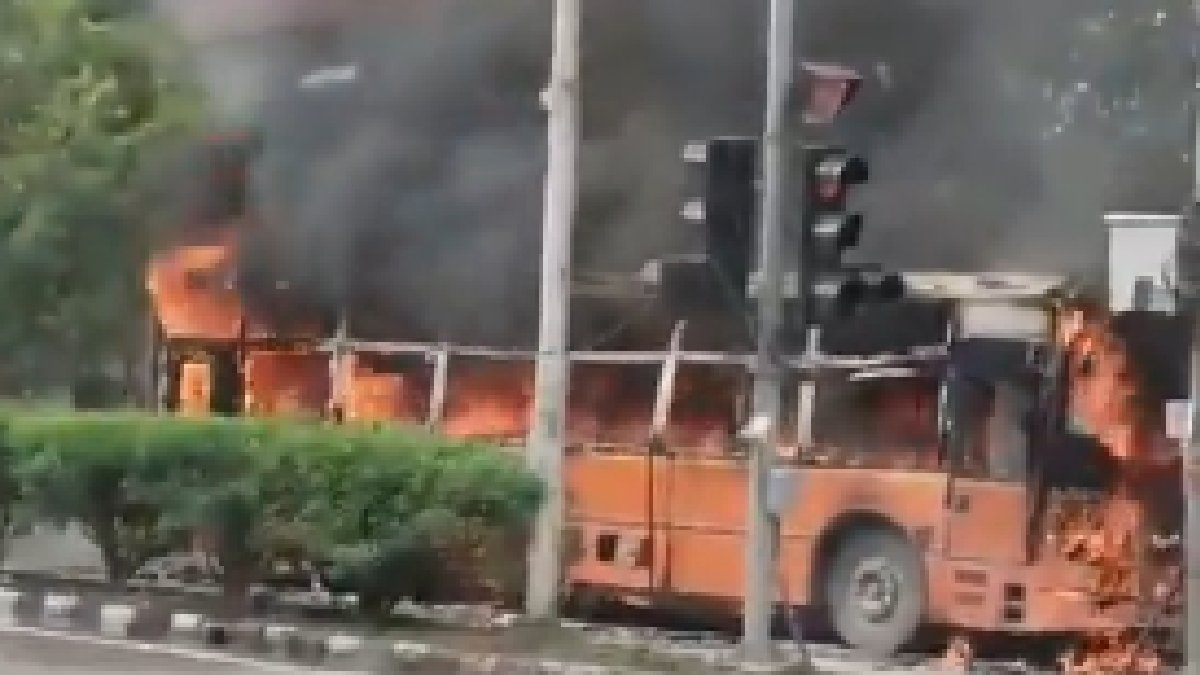 Delhi DTC Bus Engulfed in Flames in Dwarka, Passengers Escape Safely Without Injuries
