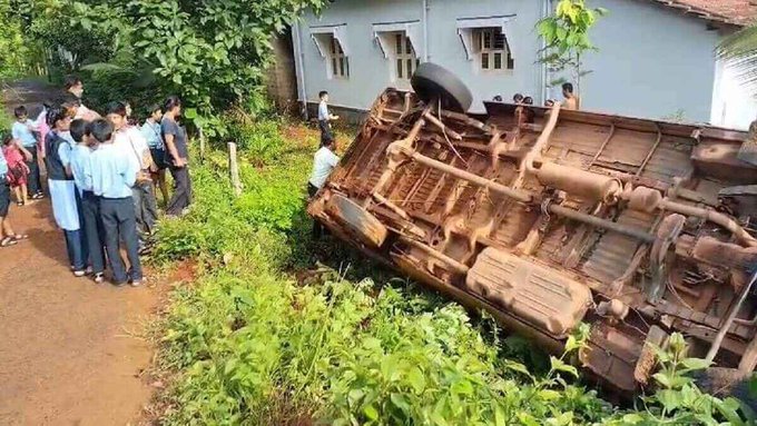 ಮಣಿಪಾಲದಲ್ಲಿ ಭೀಕರ ರಸ್ತೆ ಅಪಘಾತ - ಶಾಲಾ ಬಸ್ ಪಲ್ಟಿ, ಏಳು ಮಕ್ಕಳು ಆಸ್ಪತ್ರೆಗೆ ದಾಖಲು!!