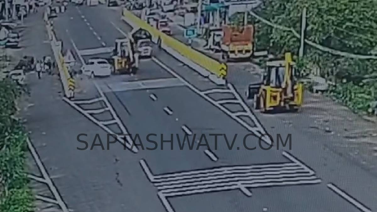 ಬೀದರ್-ಉದಗಿರ್ ಹೆದ್ದಾರಿಯಲ್ಲಿ ಭೀಕರ ಅಪಘಾತ - ಜೆಸಿಬಿ ತಪ್ಪಿಸಲು ಹೋಗಿ ಬೈಕ್‌ಗೆ ಗುದ್ದಿದ ಕಾರು, ಡಿವೈಡರ್ ಧ್ವಂಸ!!