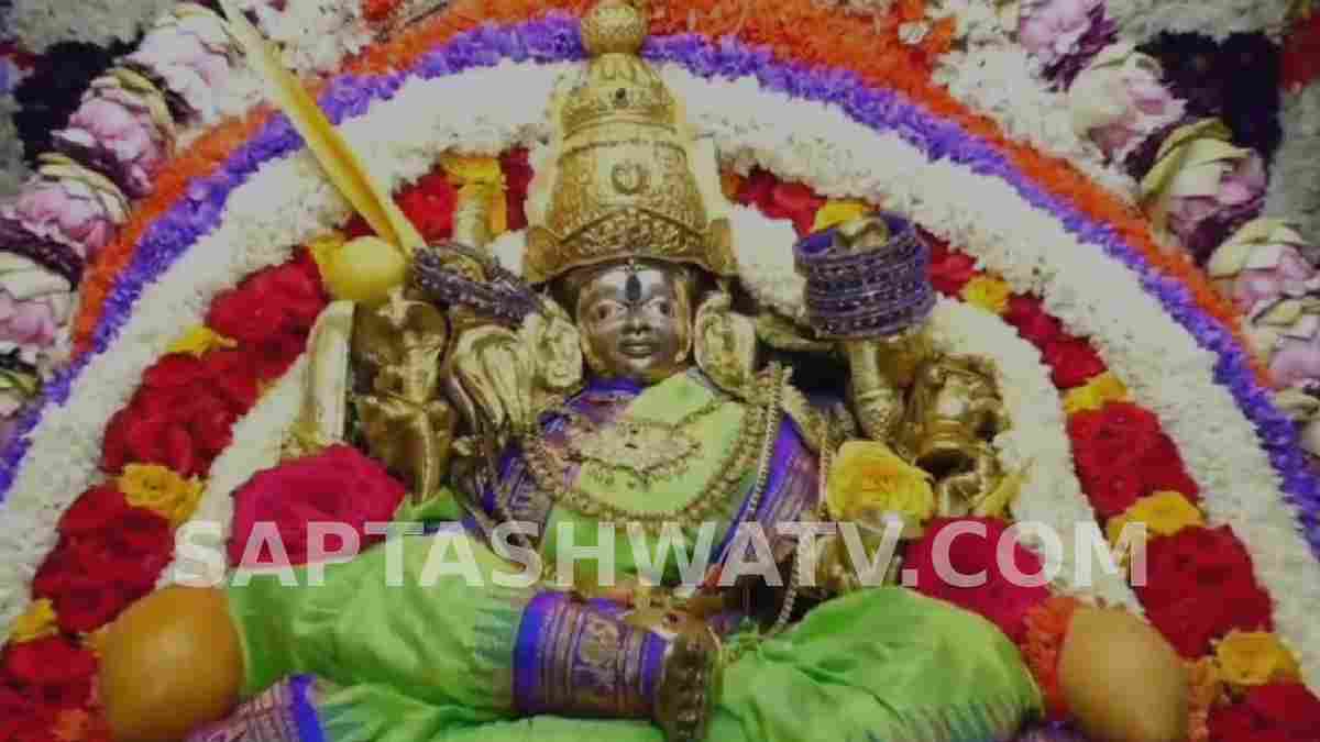 ಮೂರನೇ ಆಷಾಡ ಶುಕ್ರವಾರ - ಗಿಳಿಹಸಿರು ಸೀರೆಯಲ್ಲಿ ಮಹಾಲಕ್ಷ್ಮಿಯಾಗಿ ಕಂಗೊಳಿಸಿದ ಚಾಮುಂಡೇಶ್ವರಿ; ಬೆಟ್ಟದಲ್ಲಿ ಭಕ್ತಿ ಸಂಭ್ರಮ!!