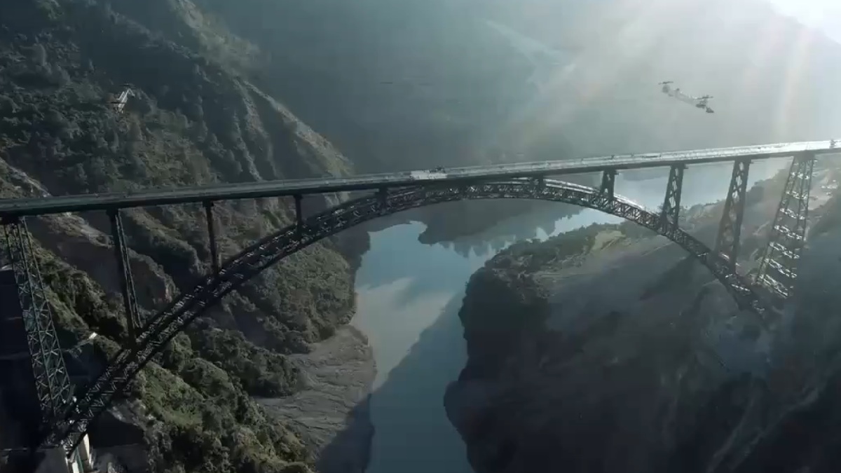 Vande Bharat Express on Chenab Rail Bridge | Photo Credit: x.com/abh1shekm1shra