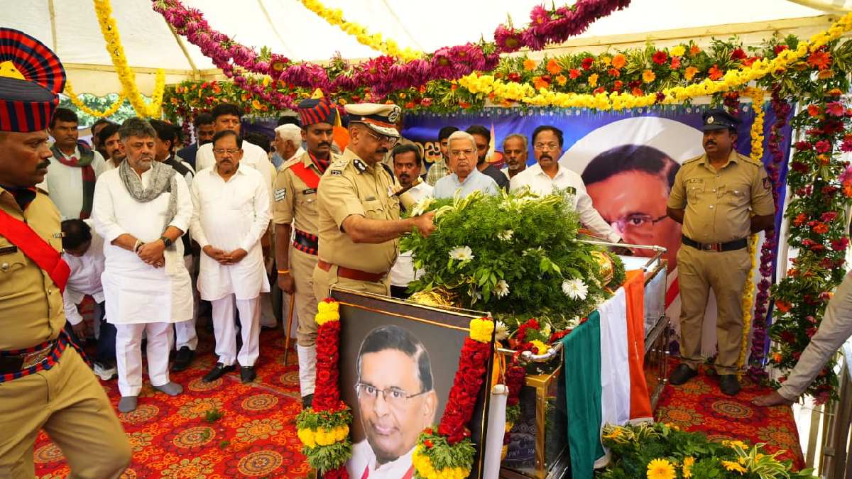 ಹೆಚ್ ಹನುಮಂತಪ್ಪ, ಮಾಜಿ ಸಂಸದ ಹನುಮಂತಪ್ಪ ಅಂತ್ಯಕ್ರಿಯೆ | Photo Credit: https://pbs.twimg.com