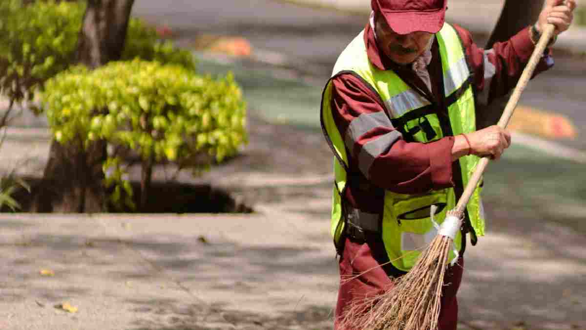 18,000 Sanitation Workers to Visit Six Karnataka Cities for Waste Management Training | Photo Credit: canva