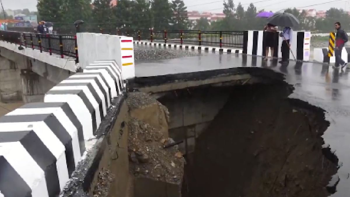 Collapsed approach road near newly opened Dehradun bridge | Photo Credit: https://x.com/theskindoctor13