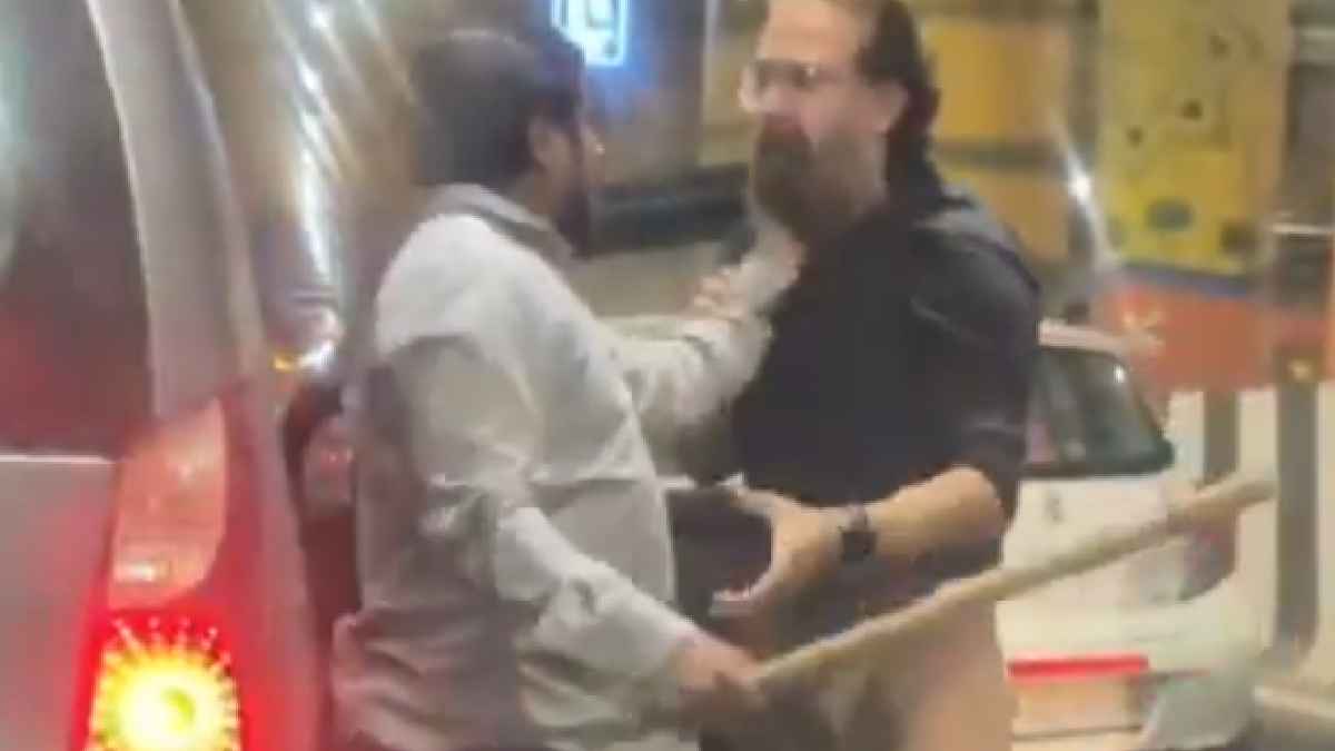 Road Rage on Delhi's Dwarka Expressway: Taxi Driver Allegedly Seen Brandishing Wooden Rods in Viral Video