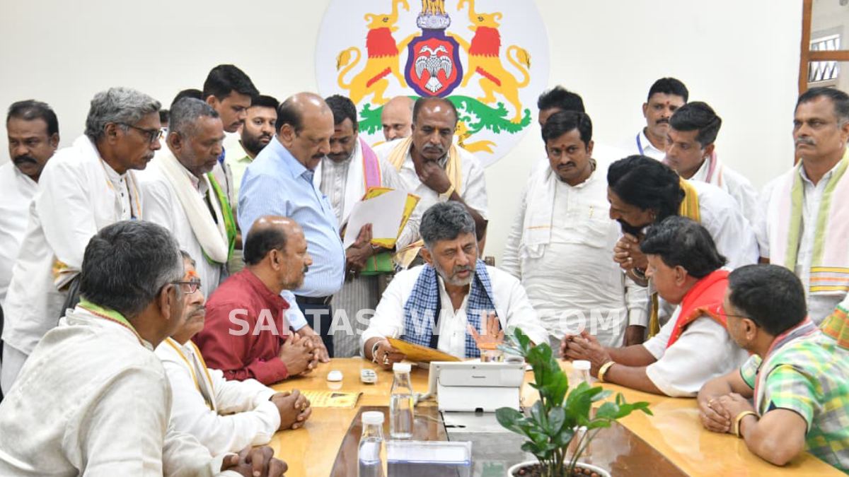 ಗೃಹ ಕಚೇರಿ ಕೃಷ್ಣಾದಲ್ಲಿ ಸಿಎಂ ಡಿ.ಕೆ. ಶಿವಕುಮಾರ್ ಭೇಟಿ ಮಾಡಿದ ಮುಜರಾಯಿ ದೇವಸ್ಥಾನಗಳ ಅರ್ಚಕರ ಒಕ್ಕೂಟ!!
