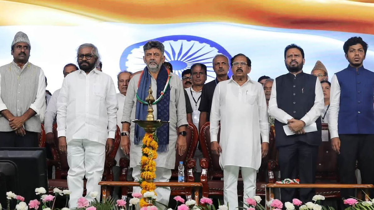 ಕಾಂಗ್ರೆಸ್ ಬೃಹತ್ ಸಮಾವೇಶ - ವಿಪಕ್ಷಗಳ ವಿರುದ್ಧ ವಾಗ್ದಾಳಿ ನಡೆಸಿ ಗ್ಯಾರಂಟಿ ಯೋಜನೆಗಳ ಯಶೋಗಾಥೆ ಸಾರಿದ ನಾಯಕರು!!