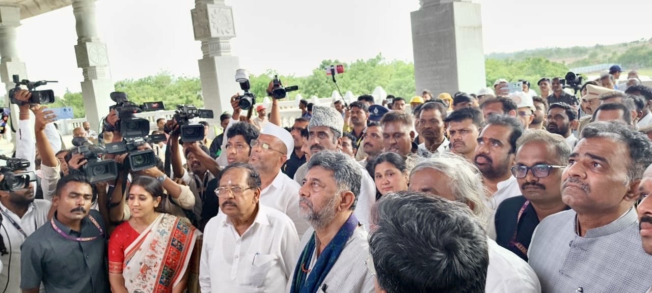 ಶರಣರ ನಾಡಿನಲ್ಲಿ ಡಿಕೆಶಿ - ಕಲಬುರಗಿಯ ಶರಣಬಸಪ್ಪ ದೇವಸ್ಥಾನದಲ್ಲಿ ಉಪಮುಖ್ಯಮಂತ್ರಿಗಳಿಂದ ದರ್ಶನ, ಆಶೀರ್ವಾದ!!