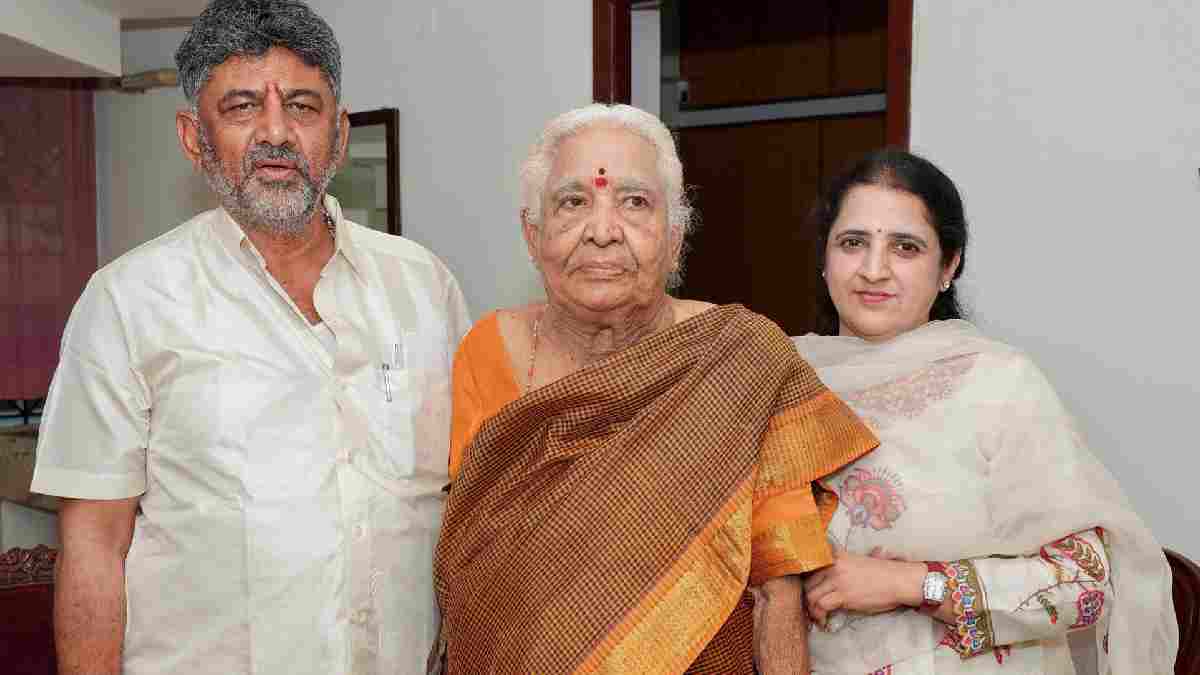 ಮಮತೆಯ ನೆರಳು - ದೊಡ್ಡಮ್ಮ ಲಿಂಗಮ್ಮ ಅವರ ಆಶೀರ್ವಾದ ಪಡೆದು ಭಾವುಕರಾದ ಸಿಎಂ ಡಿ.ಕೆ. ಶಿವಕುಮಾರ್!!