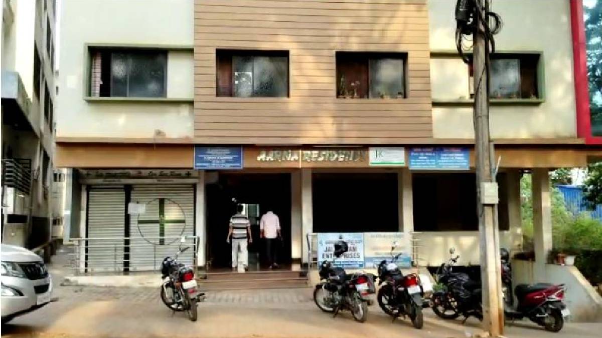 Karnataka Horror: Anaesthetist Stabbed to Death, Son Seriously Injured; Doctor Wife Taken Into Custody