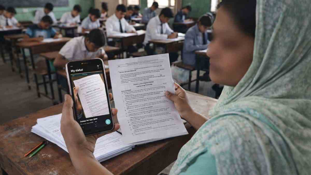 MPSC Drug Inspector Exam Paper Leak Allegation: WhatsApp Question Paper Sparks Controversy | Photo Credit: chatgpt