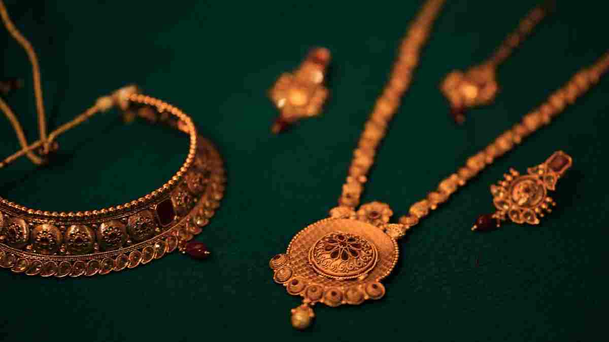 Fake Godman Poses as Monk, Steals ₹1.20 Lakh Worth of Gold Jewellery During 'Puja' in Bengaluru