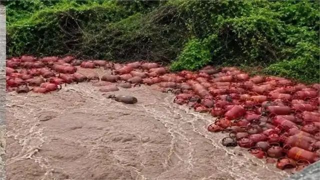 ಗ್ಯಾಸ್ ಗೋಡೌನ್‌ಗೆ ನುಗ್ಗಿದ ಪ್ರವಾಹದ ನೀರು - ನದಿ ಪಾತ್ರದಲ್ಲಿ ಕೊಚ್ಚಿ ಹೋದ ಲಕ್ಷಾಂತರ ರೂಪಾಯಿ ಮೌಲ್ಯದ ಎಲ್‌ಪಿಜಿ ಸಿಲಿಂಡರ್!!