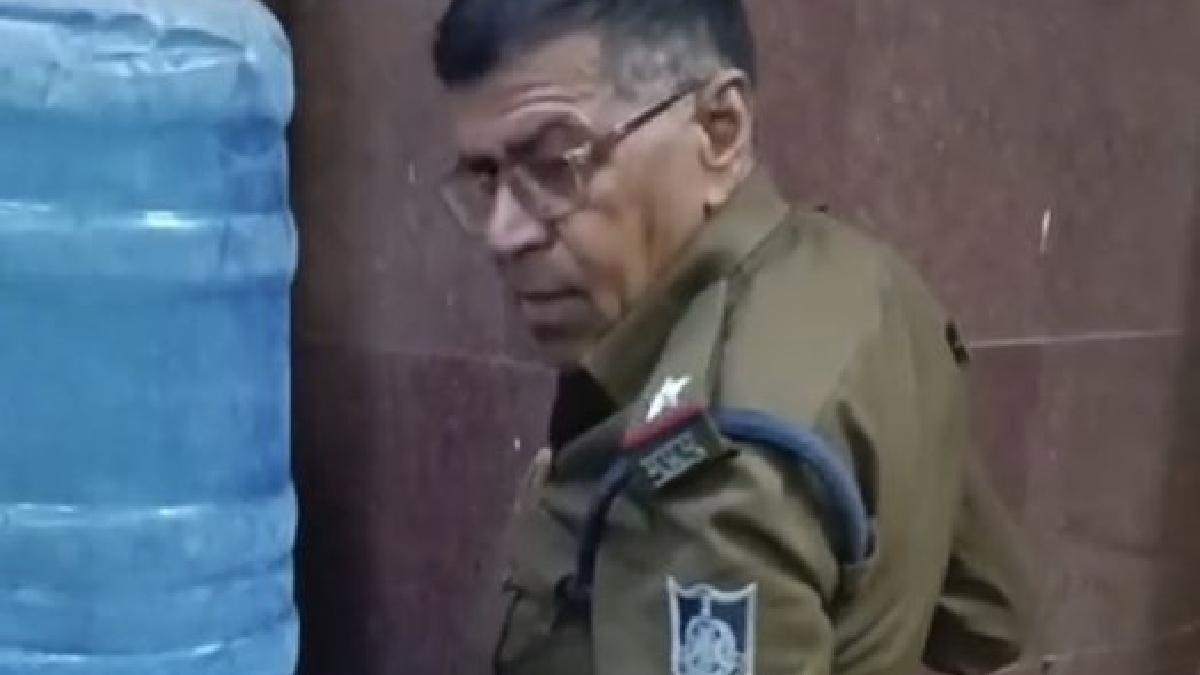 Viral Video from Gwalior Railway Station: Police ASI Accused of Misconduct While on Duty