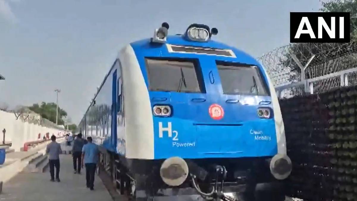 PM Modi hydrogen train launch | Photo Credit: https://x.com/ANI