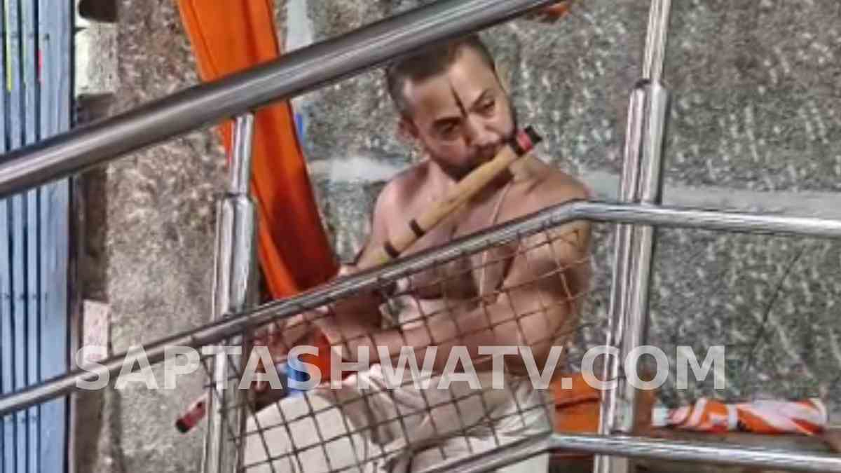 Priest at Hampi's Yantrodharaka Temple Captivates Devotees with Soulful Flute Performance