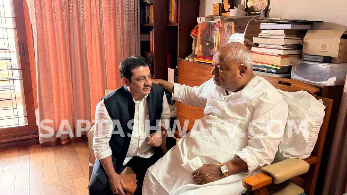 Minister Zameer Ahmed Khan Meets HD Deve Gowda, Offers Condolences After Wife Chennamma's Demise