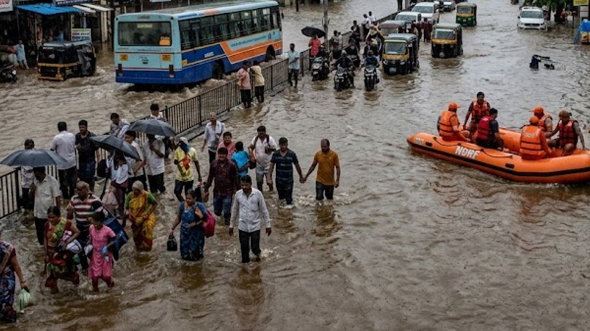ಗುಜರಾತ್‌ನಲ್ಲಿ ಭಾರಿ ಮುಂಗಾರು ಆರ್ಭಟ - ವಲ್ಸಾದ್, ನವಸಾರಿ ಮತ್ತು ಸೂರತ್‌ನಲ್ಲಿ ಧಾರಾಕಾರ ಮಳೆ!!