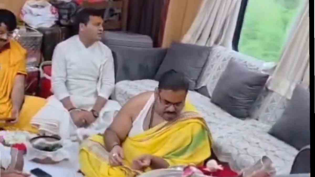 Rudrabhishek Puja in Indian Railways Saloon Coach Video Sparks Debate | Photo Credit: https://x.com/zoo_bear