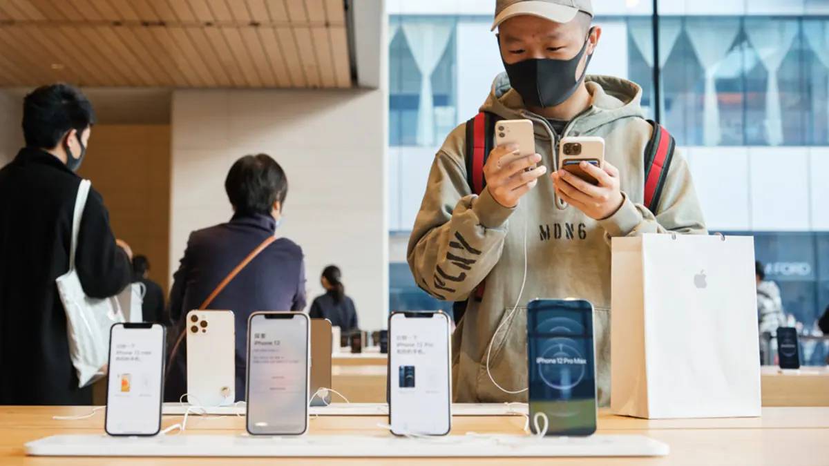 Apple foldable iPhone concept design showing folded and unfolded views launch in 2026 | Photo Credit: https://www.gadgets360.com/mobiles/news/5g-phone-customers-growth-iphone-samsung-apple-us-europe-china-kantar-2497116