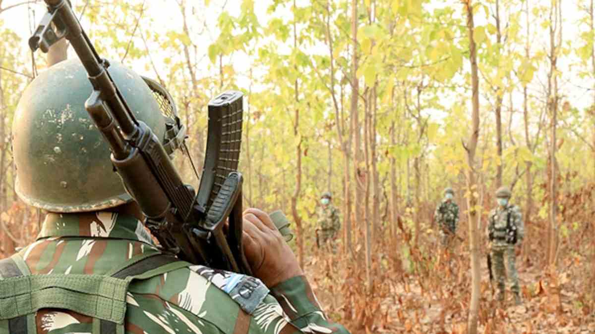 16 Maoists, Including ₹39 Lakh Bounty Leaders, Surrender in Jharkhand with AK-47s, INSAS Rifles and Massive Arms Cache