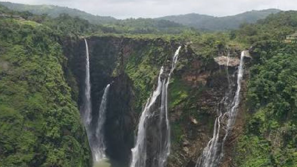 ಭೋರ್ಗರೆಯುತ್ತಿರುವ ವಿಶ್ವವಿಖ್ಯಾತ ಜೋಗ ಜಲಪಾತ | Photo Credit: https://en.wikipedia.org/wiki/Jog_Falls