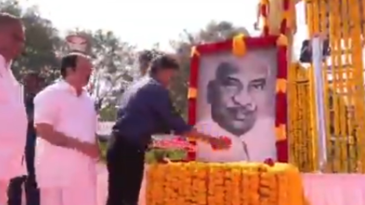 CM Vijay Pays Floral Tribute to K. Kamaraj on His Birth Anniversary | Photo Credit: https://x.com/e_dayal