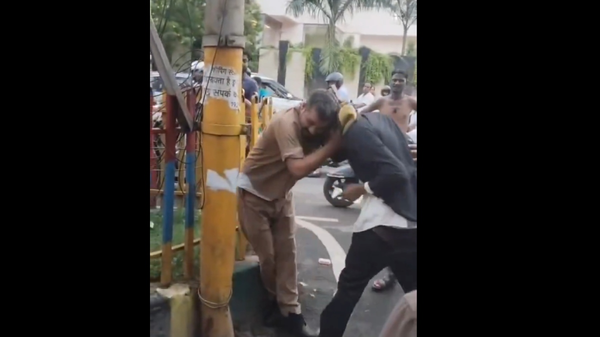 Lawyer and Police Clash on Beach Road Near Court Premises | Photo Credit: https://x.com/Abhimanyu1305