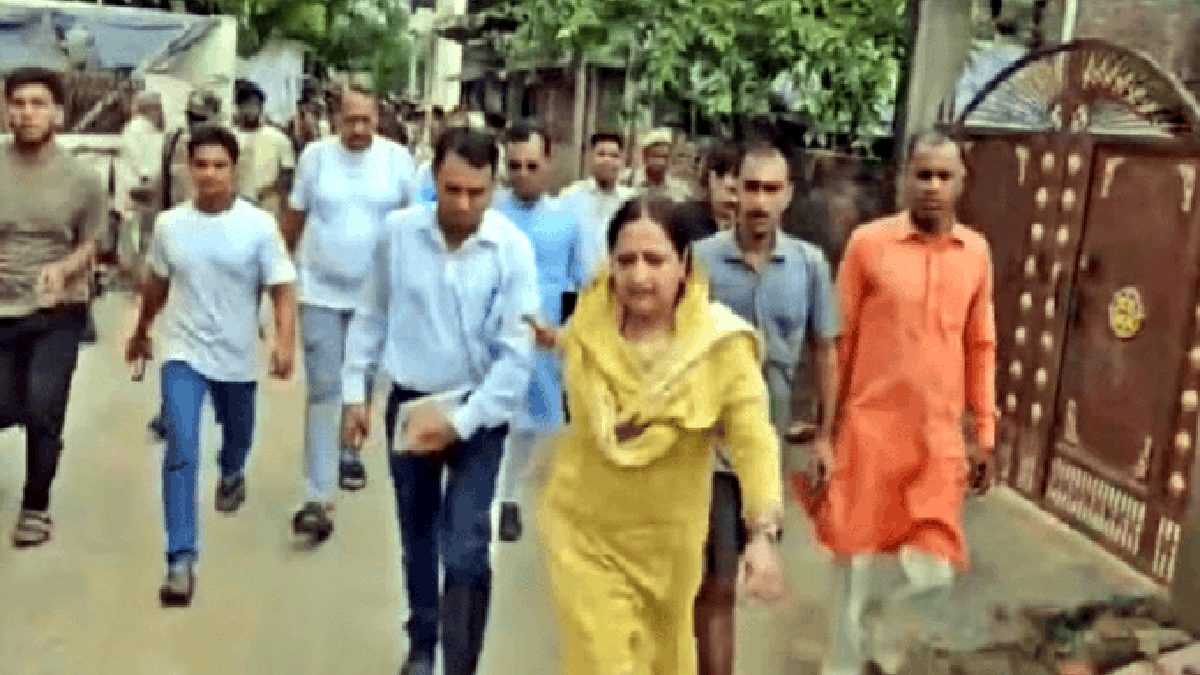 Ballia Tragedy: Father-Son Die After High-Tension Wire Electrocution, BJP MLA Ketki Singh Drags Power Official to Accident Spot