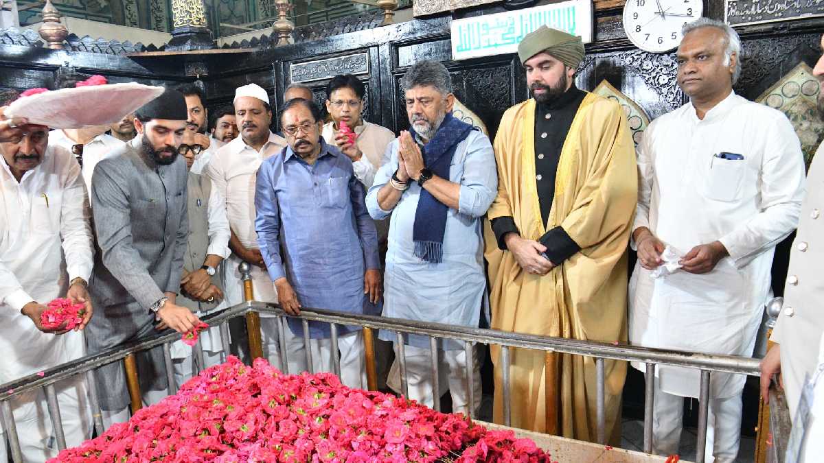 ಕಲಬುರಗಿ ಬಂದೇನವಾಜ್ ದರ್ಗಾಕ್ಕೆ ಸಿಎಂ ಡಿ.ಕೆ. ಶಿವಕುಮಾರ್ ಭೇಟಿ - ವಿಶೇಷ ಚಾದರ್ ಸಮರ್ಪಣೆ, ಪ್ರಾರ್ಥನೆ!!