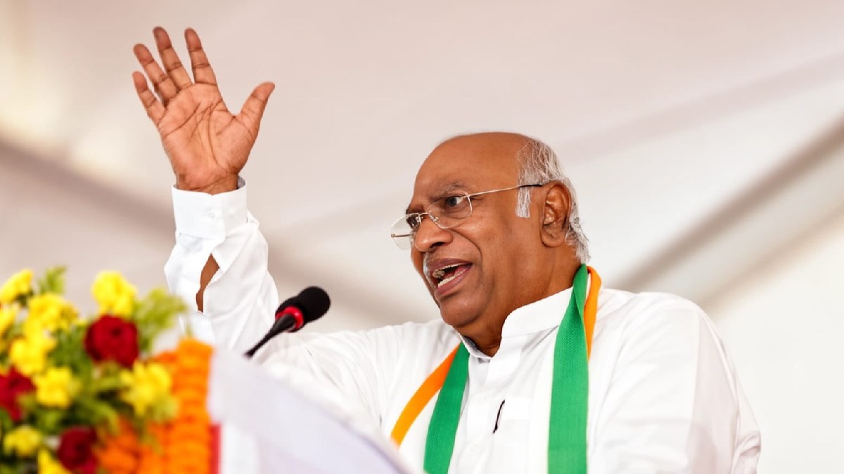 Kharge demands Amit Shah resignation | Photo Credit: https://x.com/NewsArenaIndia AND https://x.com/kharge