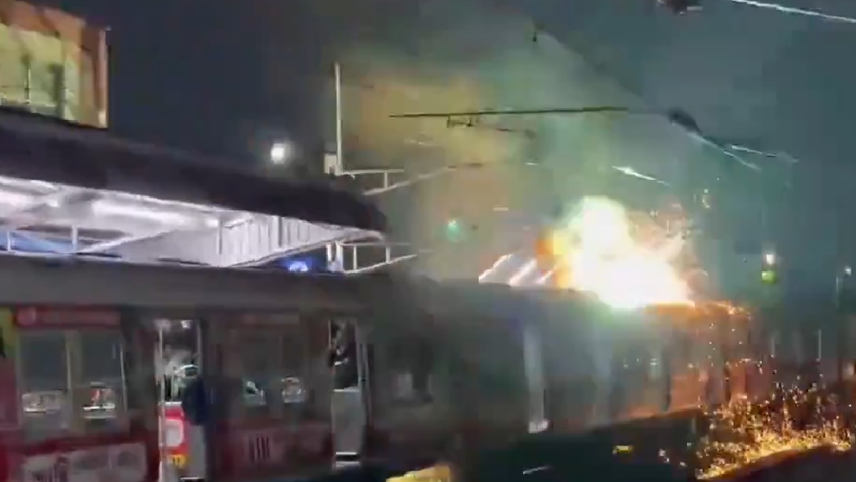 Kolkata Rail Chaos: Overhead Wire Snaps at Dakshineswar, Train Services Come to a Standstill