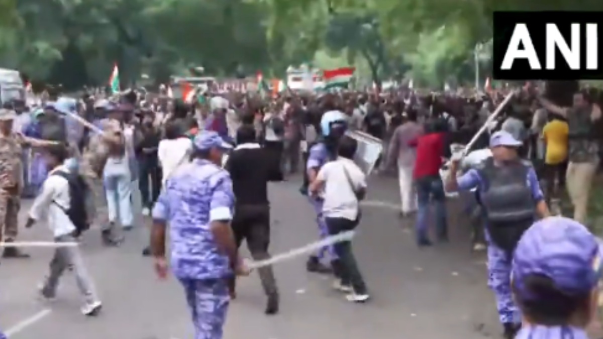 Delhi Protest: Clashes at Jantar Mantar as Police Use Lathis for Crowd Control During CJP March | Photo Credit: https://x.com/ANI
