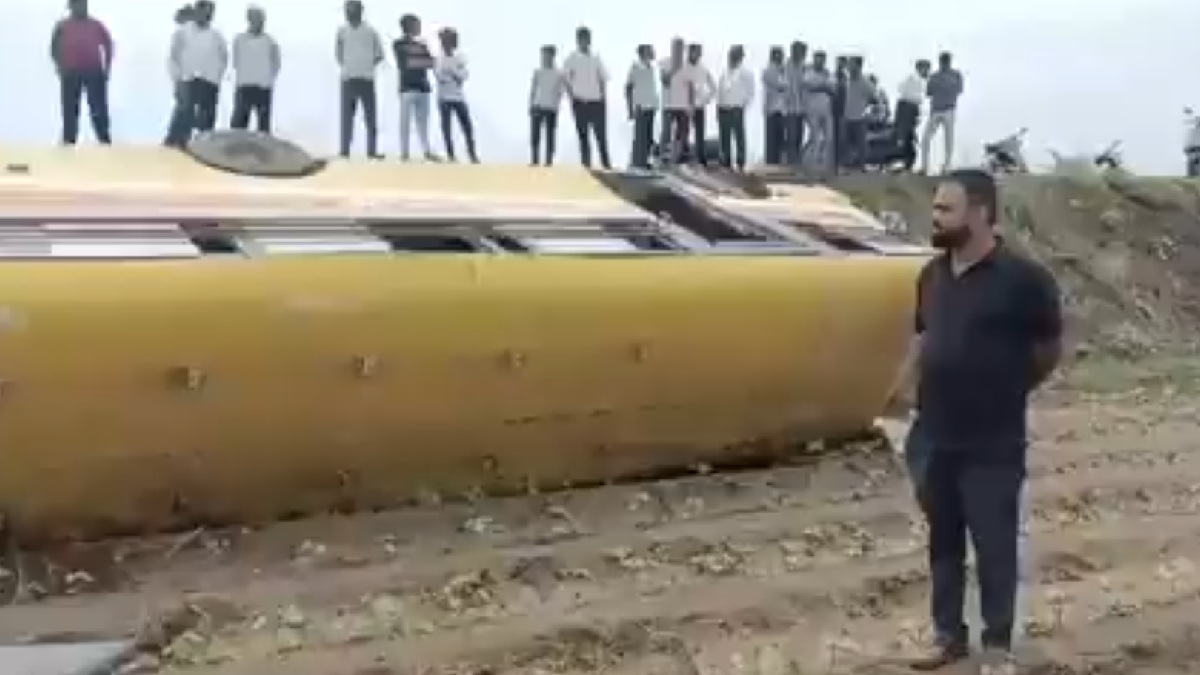 Maharashtra School Bus Overturns in Ahilyanagar, 15 Students Injured; One Child Critical