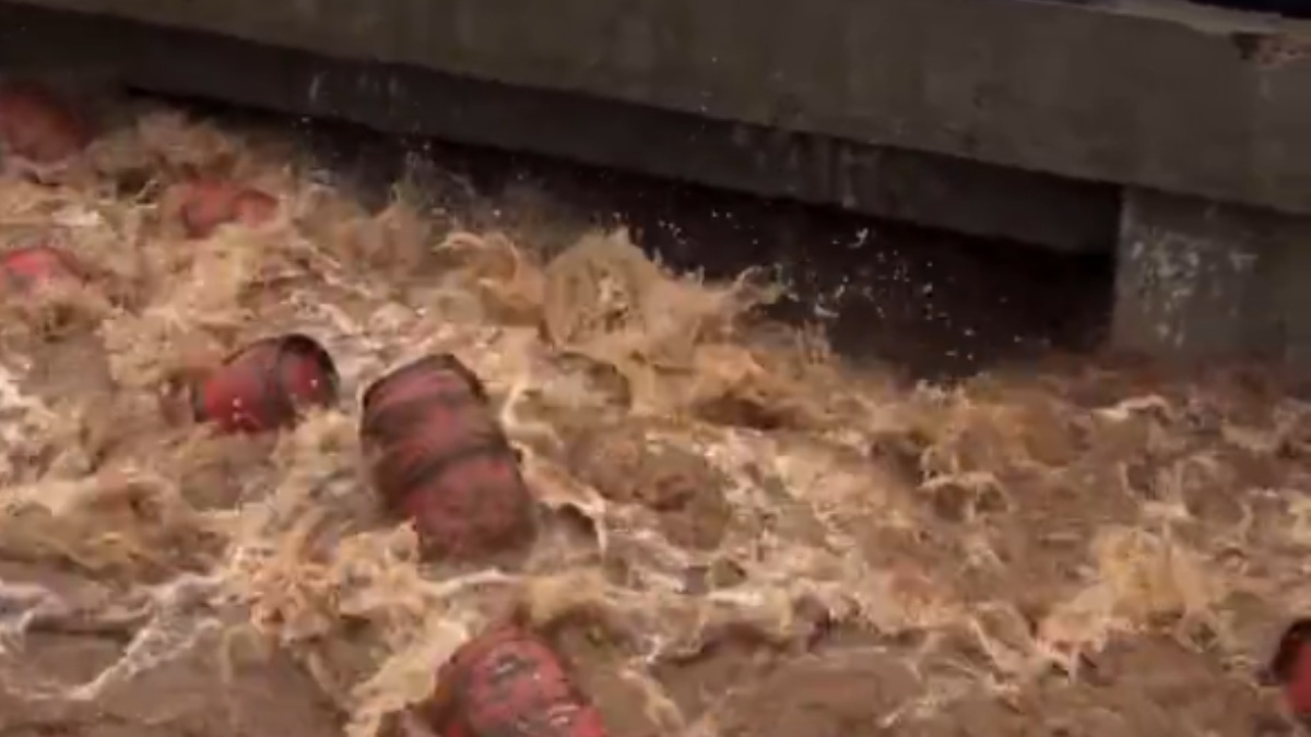Patalganga Flood Disaster: LPG Cylinders Swept Away by Rising Waters, Internet Reacts | Photo Credit: https://x.com/WokePandemic