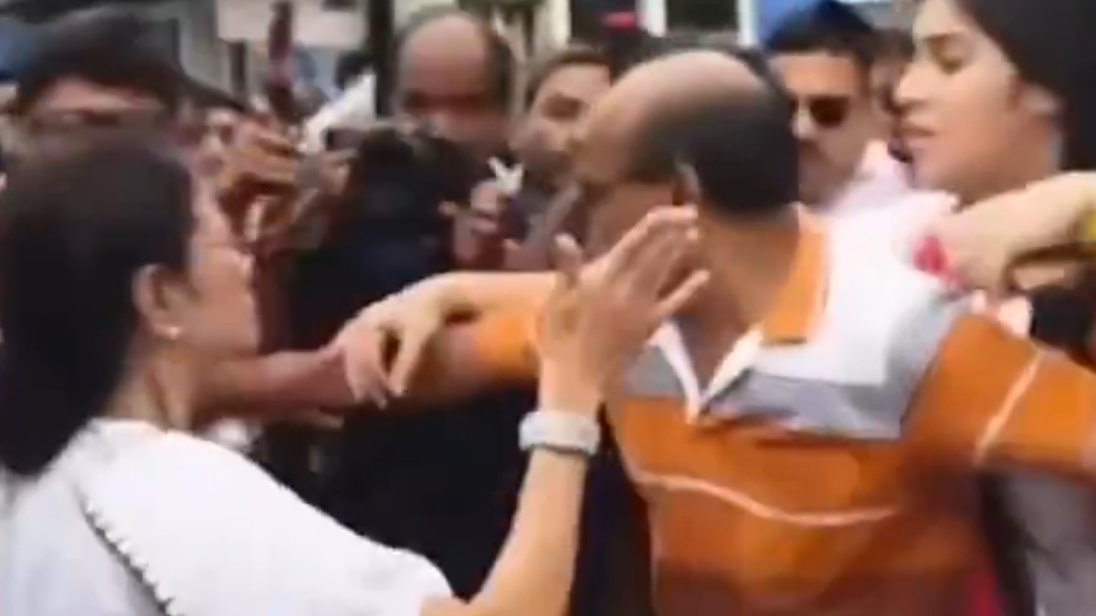 Mamata Banerjee Appears to Slap TMC Worker After Kolkata Rally Chaos | Viral Video | Photo Credit: https://x.com/Priyankabjym