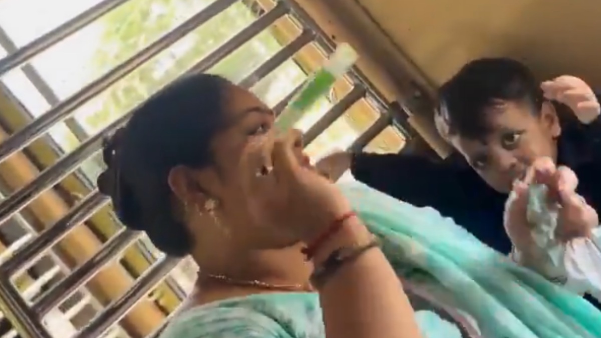 Mumbai Woman Encourages Child to Throw Garbage From Moving Train, Viral Video Sparks Debate | Photo Credit: https://x.com/mohallekascene