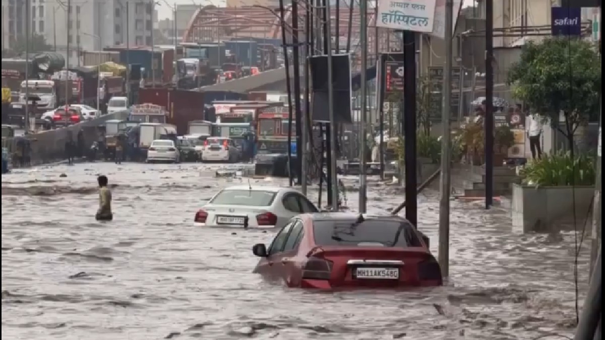 Mumbai Monsoon Chaos: Heavy Rain Floods Roads, Disrupts Traffic as IMD Issues Orange Alert
