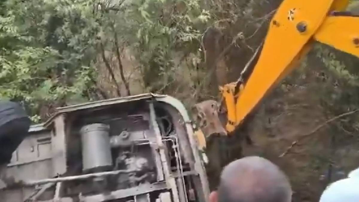 APSRTC Bus Overturns Near Kondapi; All 60 Passengers Escape Major Tragedy