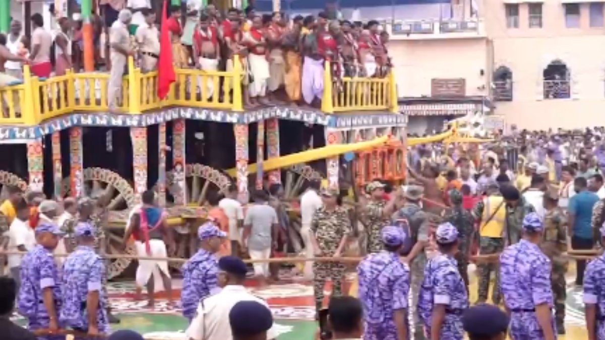Thousands of Devotees Gather in Puri as Rath Yatra Chariot Pulling Begins Amid Grand Festivities