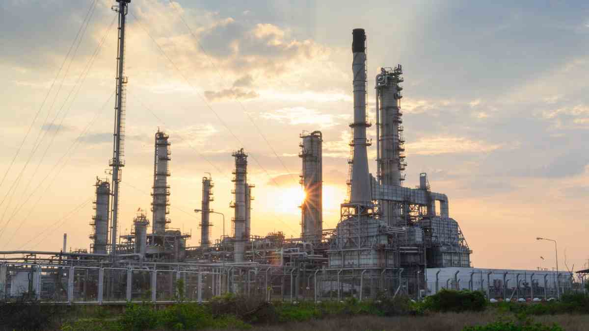 Oil Prices Drop After US and Iran Refrain from Further Attacks | Photo Credit: AI