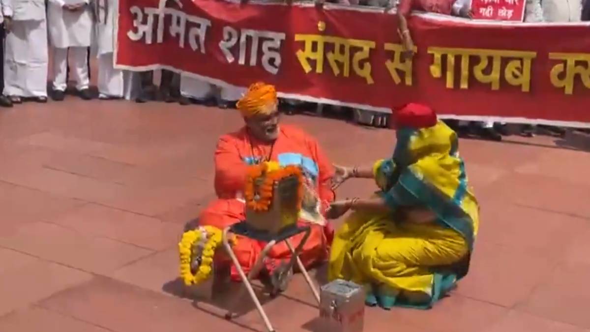Pappu Yadav Protests in Pujari Attire Outside Parliament | Photo Credit: https://x.com/NewsArenaIndia