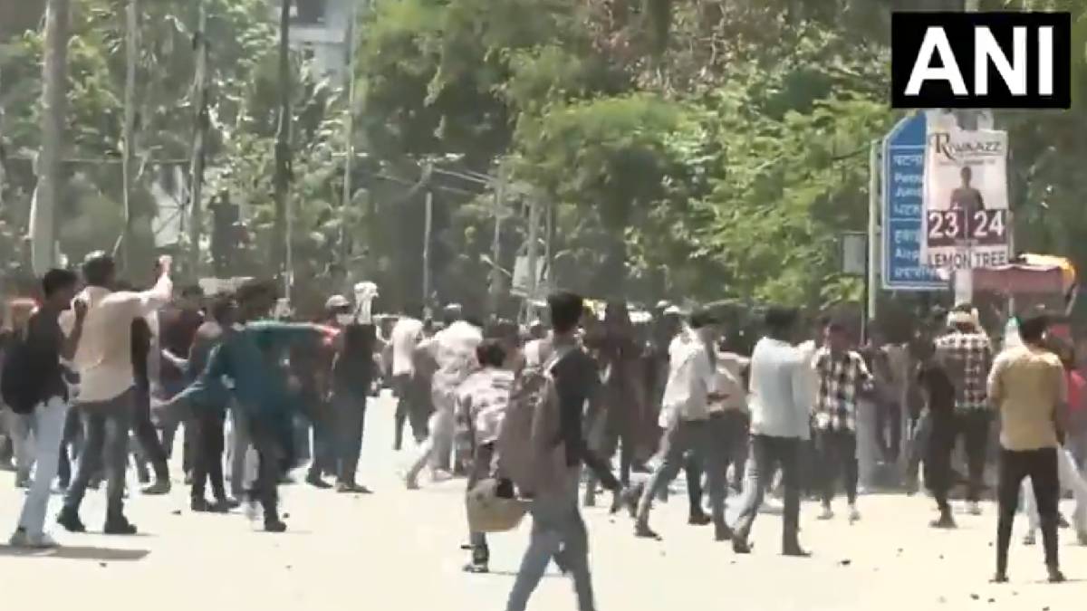 Stone Pelting During NEET Protest in Patna, Police Detain Demonstrators | Photo Credit: https://x.com/ANI