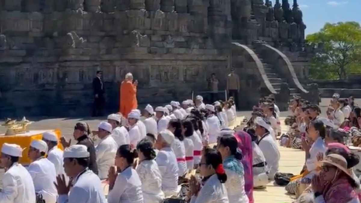 PM Narendra Modi Offers Prayers at Indonesia's Historic Prambanan Temple, Celebrates Shared Cultural Heritage