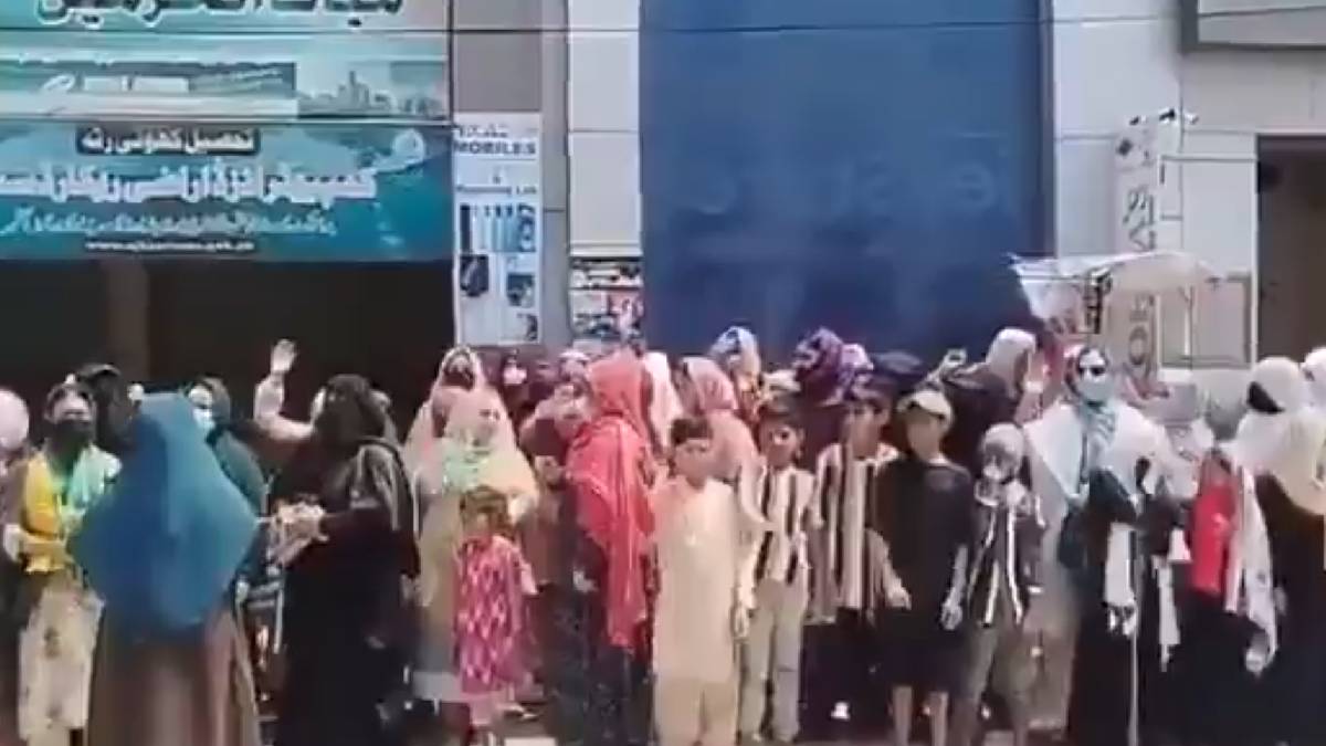 PoJK Women Protesters Quote Ram Prasad Bismil Against Pakistani Military | Photo Credit: https://x.com/AdityaRajKaul