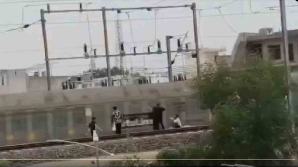 Men Caught on Video Throwing Stones at Freight Train in Prayagraj; Public Demands Strict Action | Photo Credit: https://x.com/sathyashrii