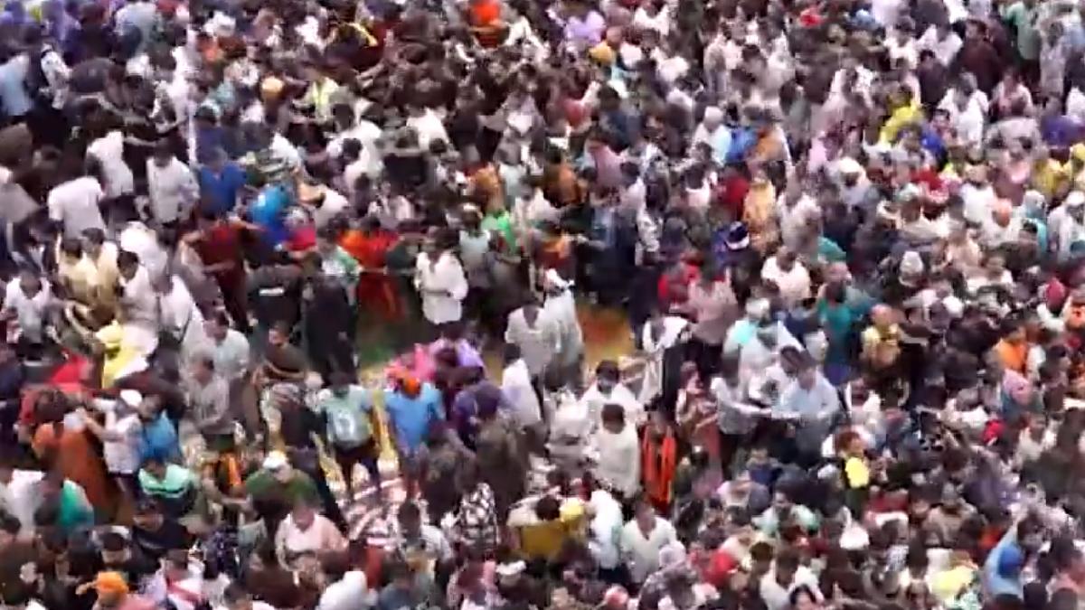 ಲಕ್ಷಾಂತರ ಭಕ್ತರ ಸಾಗರದ ನಡುವೆ ಪುರಿಯಲ್ಲಿ ದುರಂತ - ರಥಯಾತ್ರೆಯ ನೂಕುನುಗ್ಗಲಿನಲ್ಲಿ ಭಕ್ತನೊಬ್ಬ ಉಸಿರುಗಟ್ಟಿ ಸಾ*ವು!!