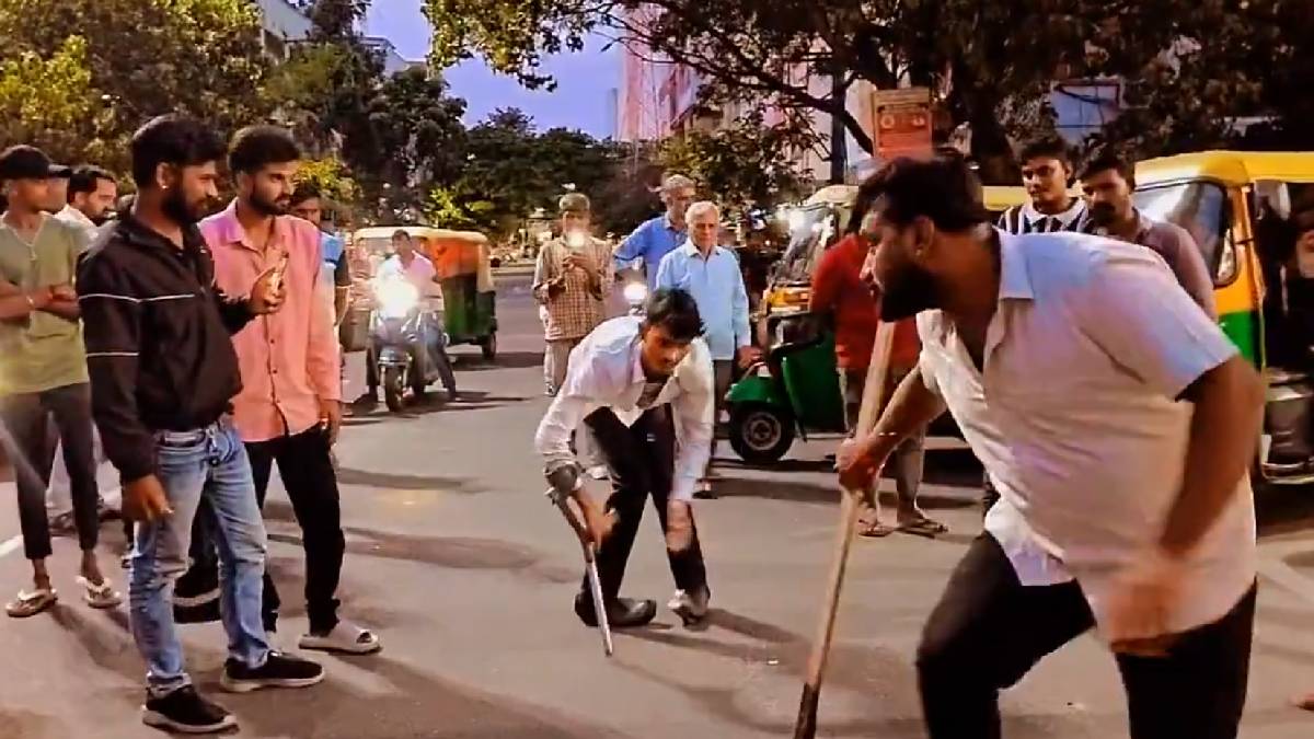 Man Allegedly Caught Faking Disability While Begging | Photo Credit: https://x.com/sanatan_kannada