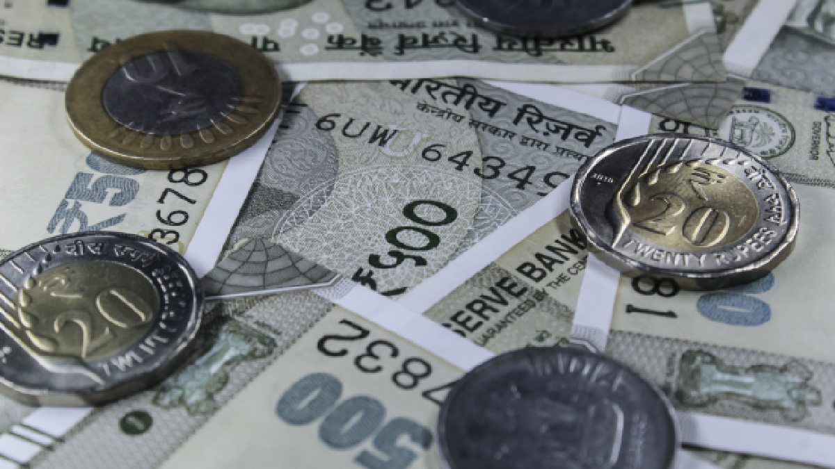 Rupee Falls 18 Paise to Close at 95.34 Against US Dollar Despite Lower Crude Oil Prices